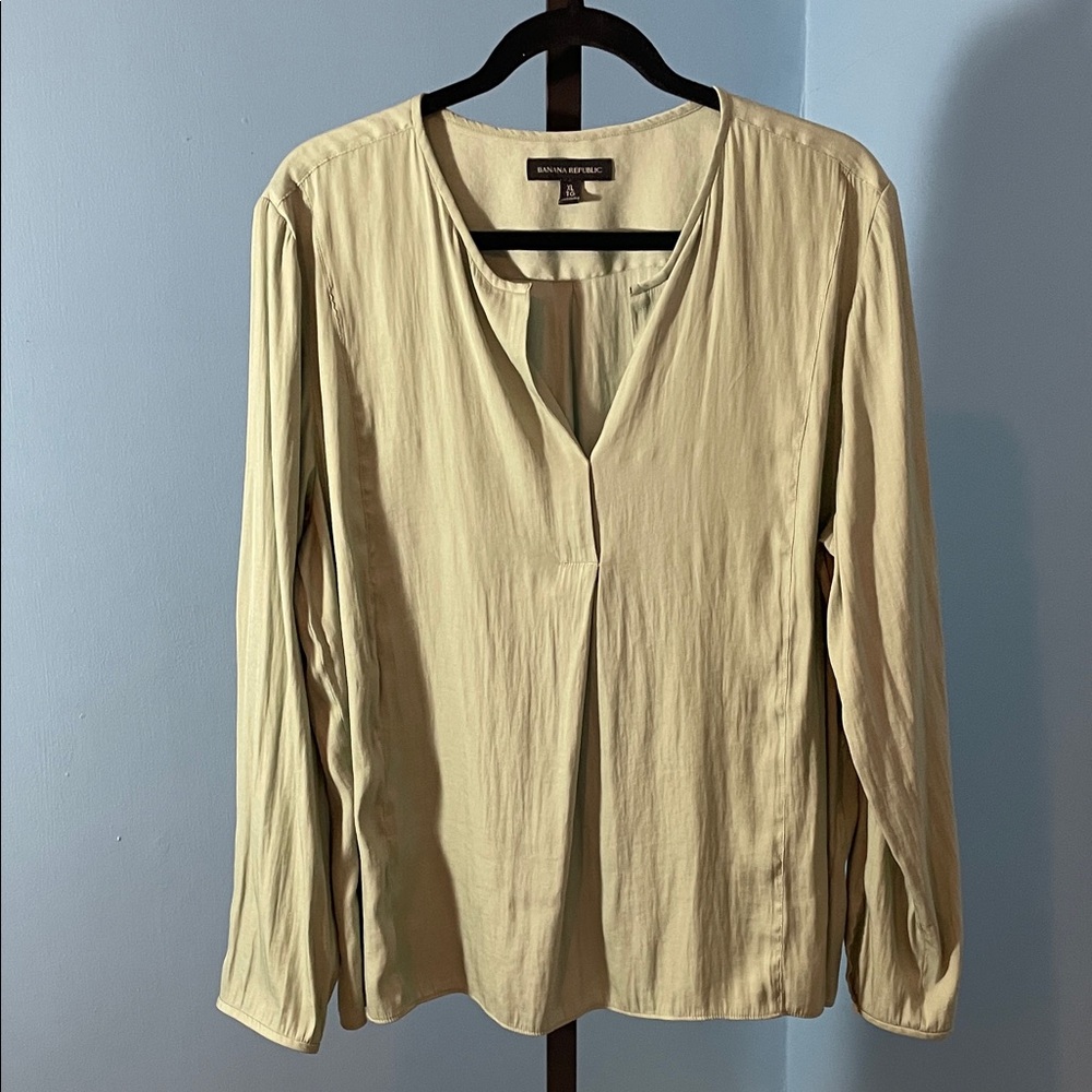 Banana Republic Women's Spring Green Satin Blouse